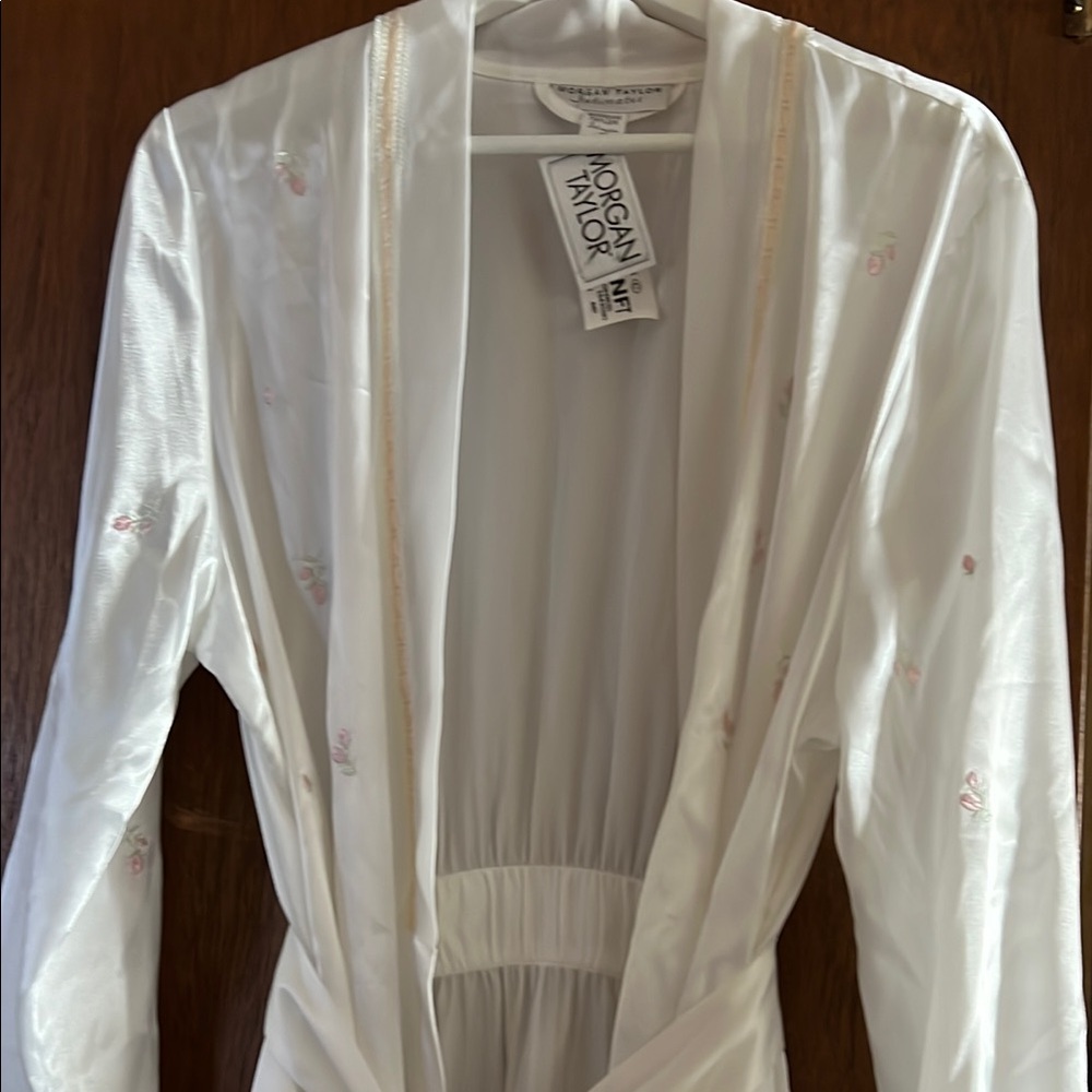 Morgan Taylor White Floral Robe